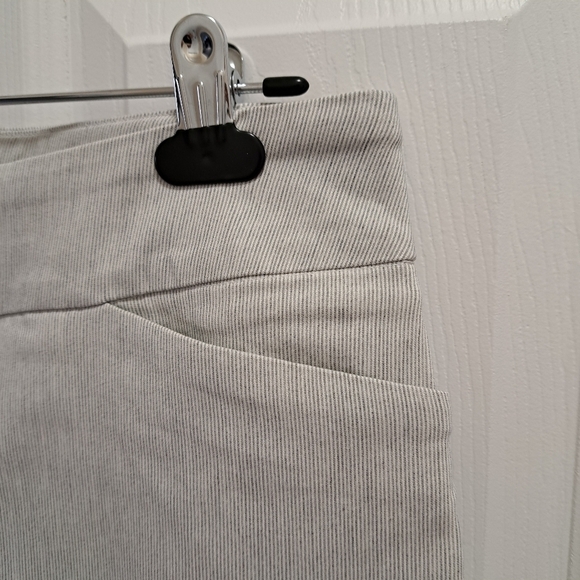 ❤️ Hilary Radley Bermuda Shorts Women's Size 8 Grey Stripe White Stretch - Picture 9 of 11